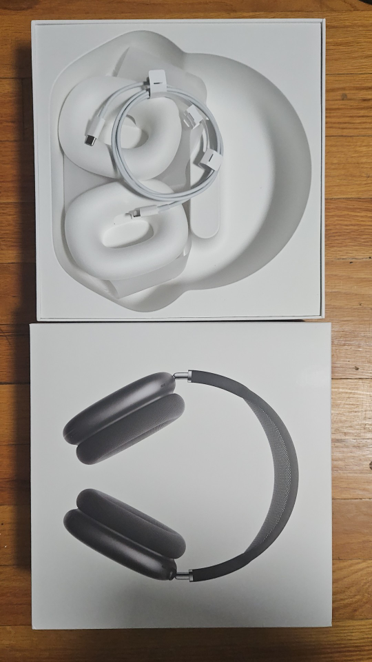 Apple Airpods max just a month old - photo 3