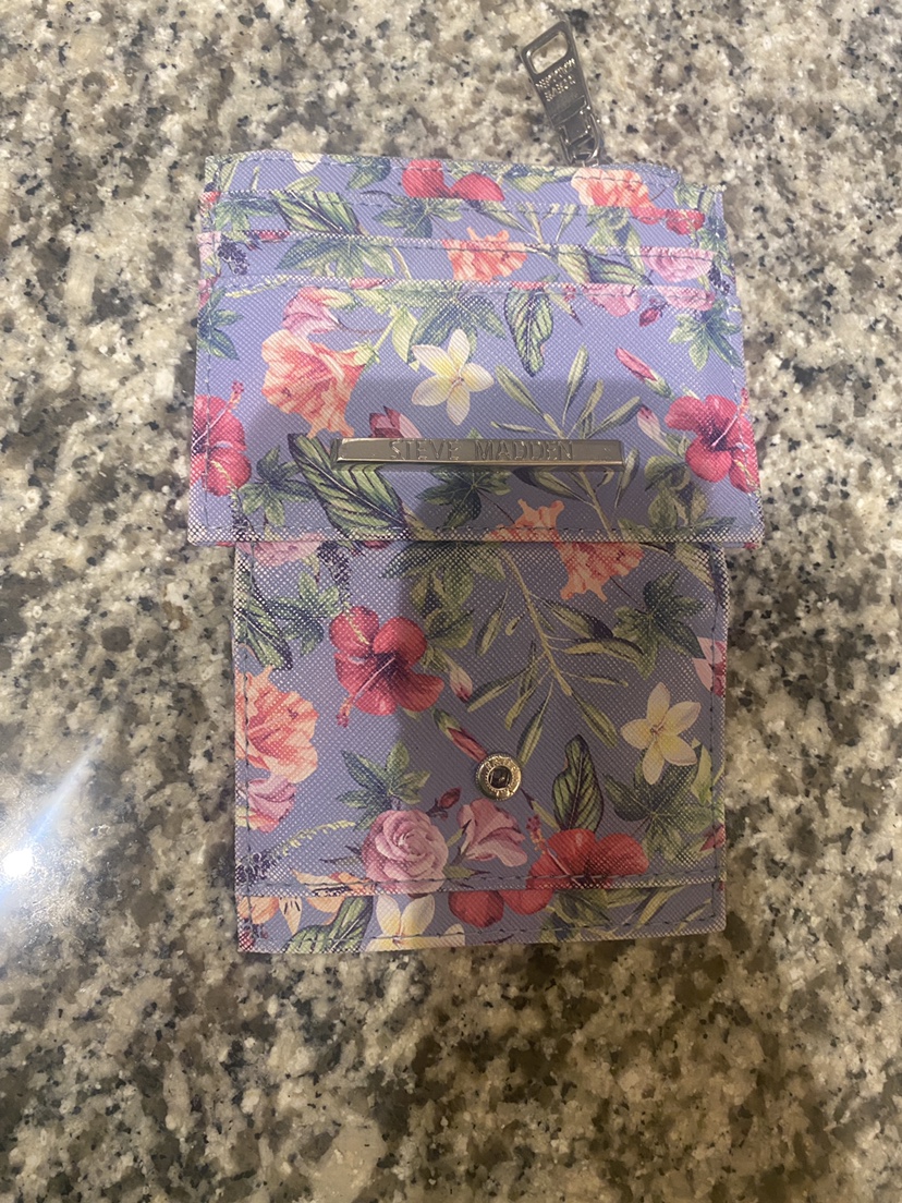 Steve Madden small wallet image indicator(4)