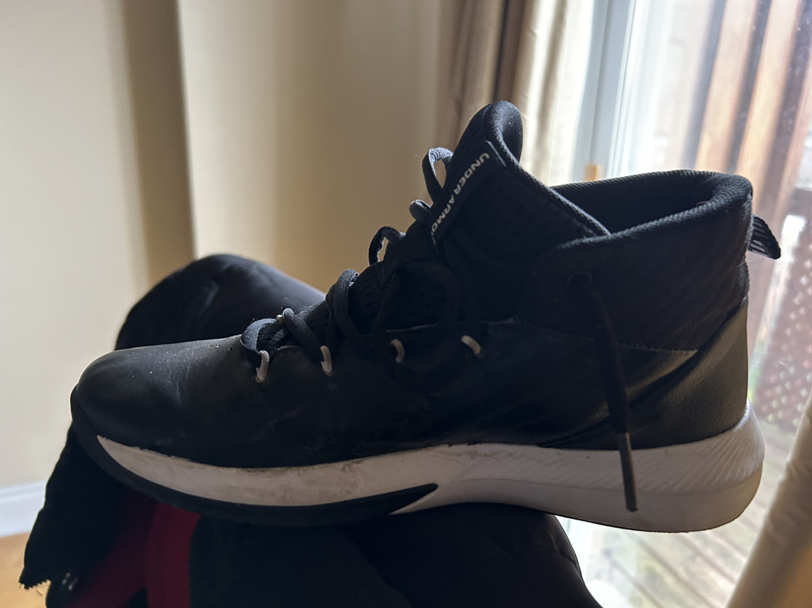 Under Armour 4.5 size Boys Shoes