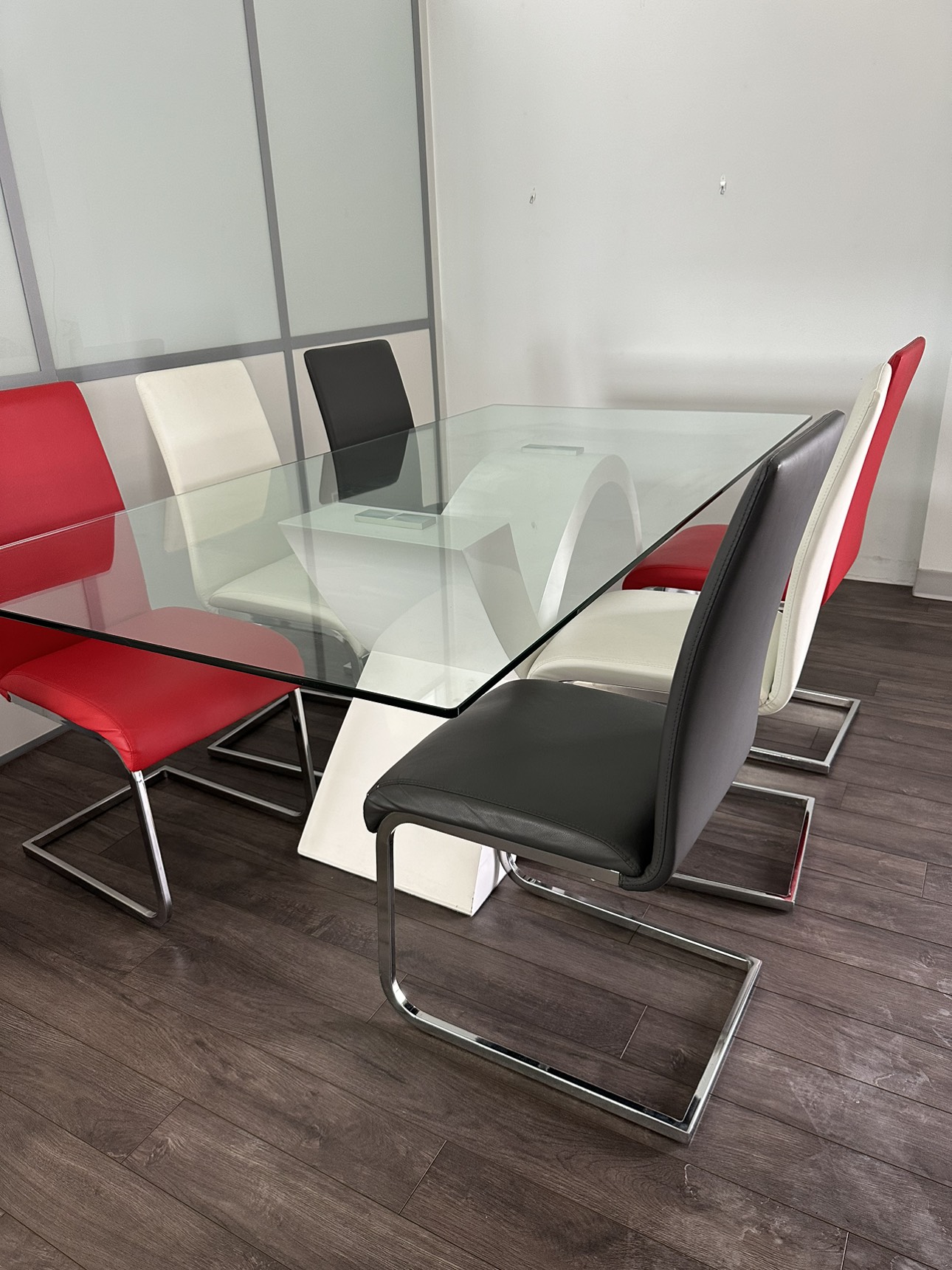 Beautiful glass dining table and 6 chairs