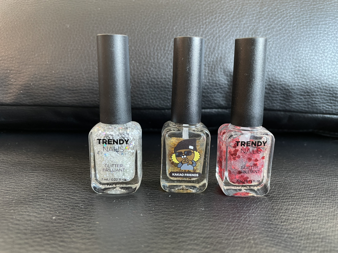 nail polish and sticker - photo 4