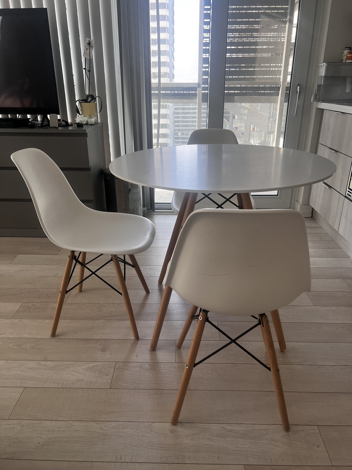 Structube dining table and chairs - photo 2