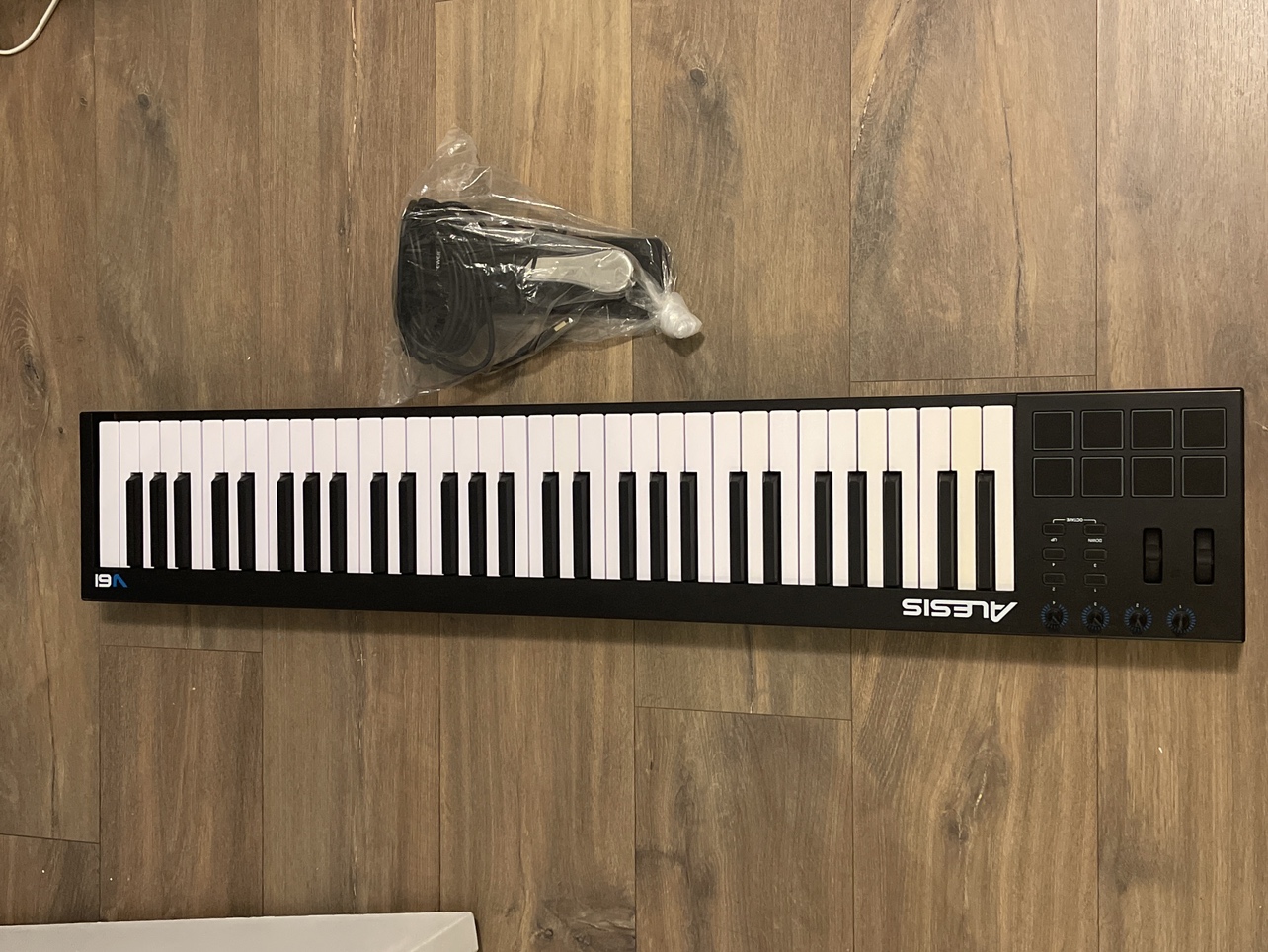 Alesis V61 MIDI keyboard with wires and pedal