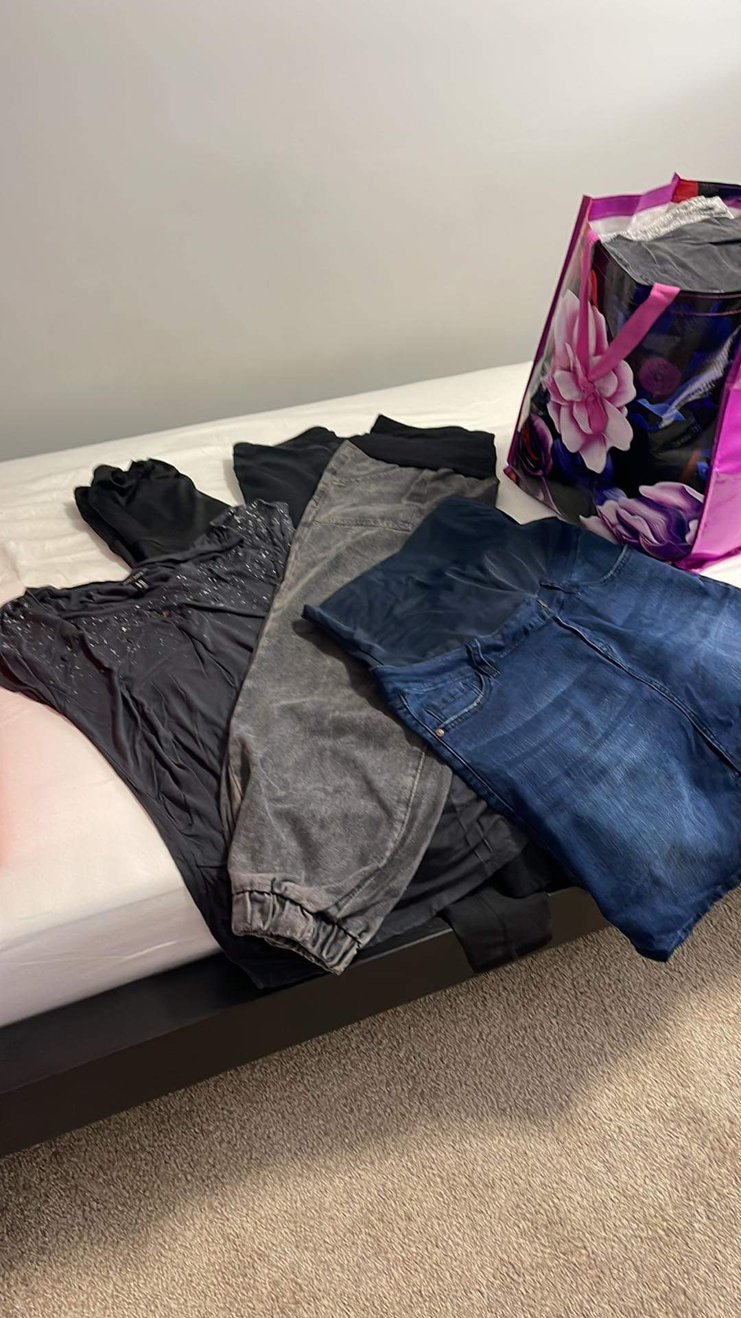 Maternity clothes M/L size