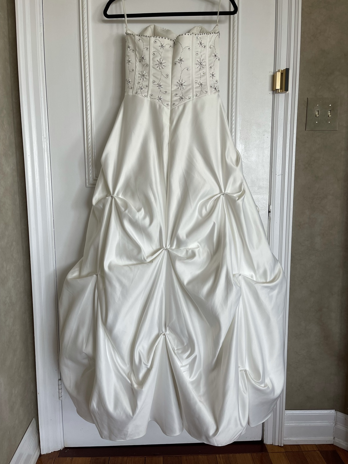 White Wedding Dress image indicator(2)