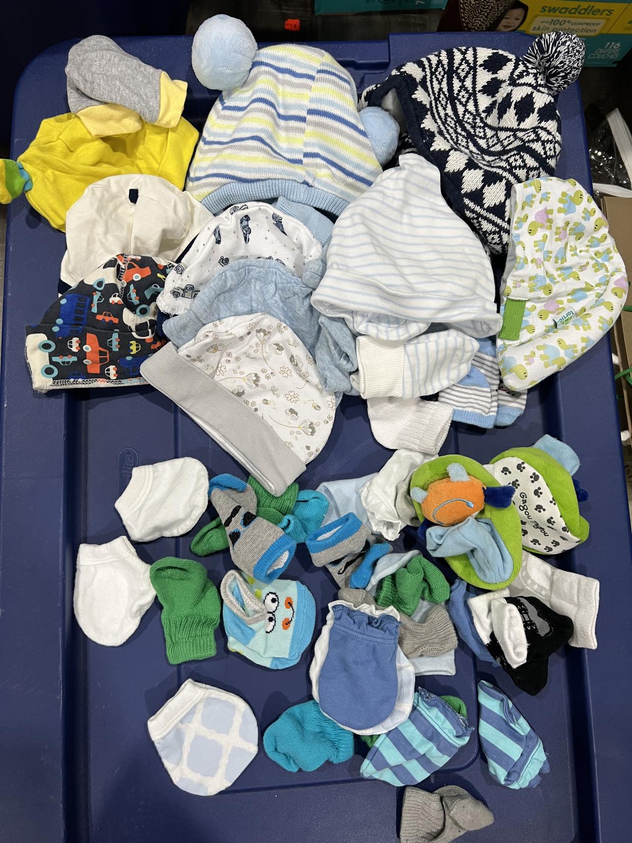 Bag of hats, mittens and socks ( 0-12 months mix ) boy thumbnail