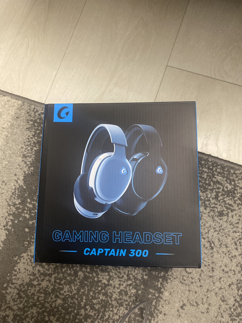 Gaming headset with microphone. PC, ECT.  COLOUR WHITE