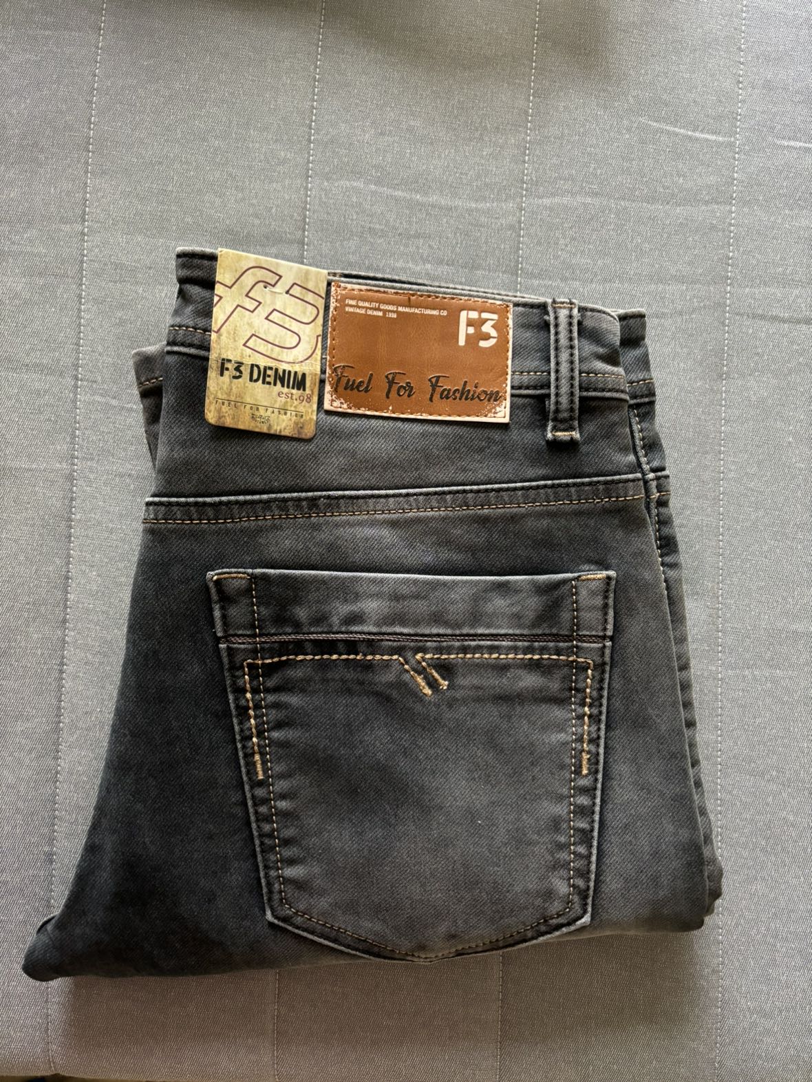 men's jeans (AVAILABLE ) thumbnail