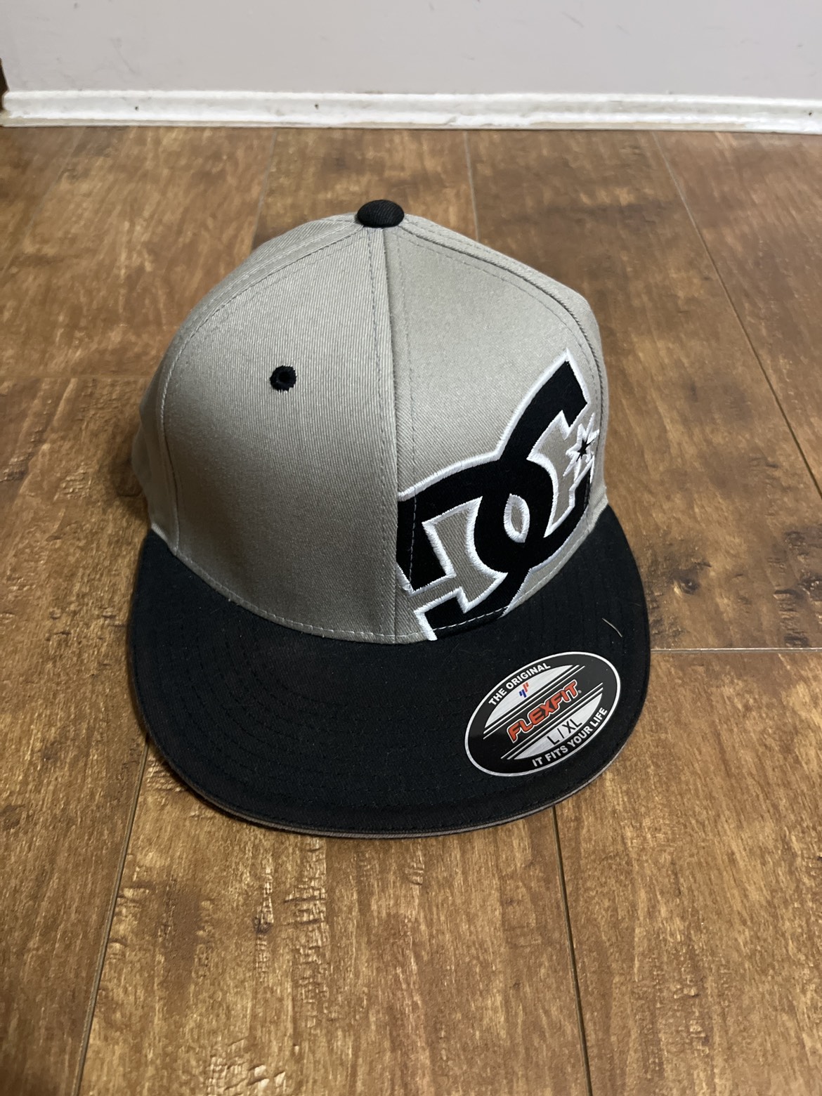 🎁DC brand new cap Flexfit Beige/Black thumbnail