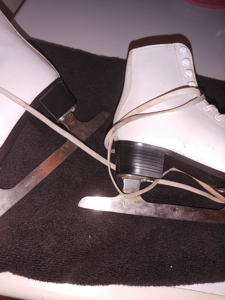 girl's skates size J3