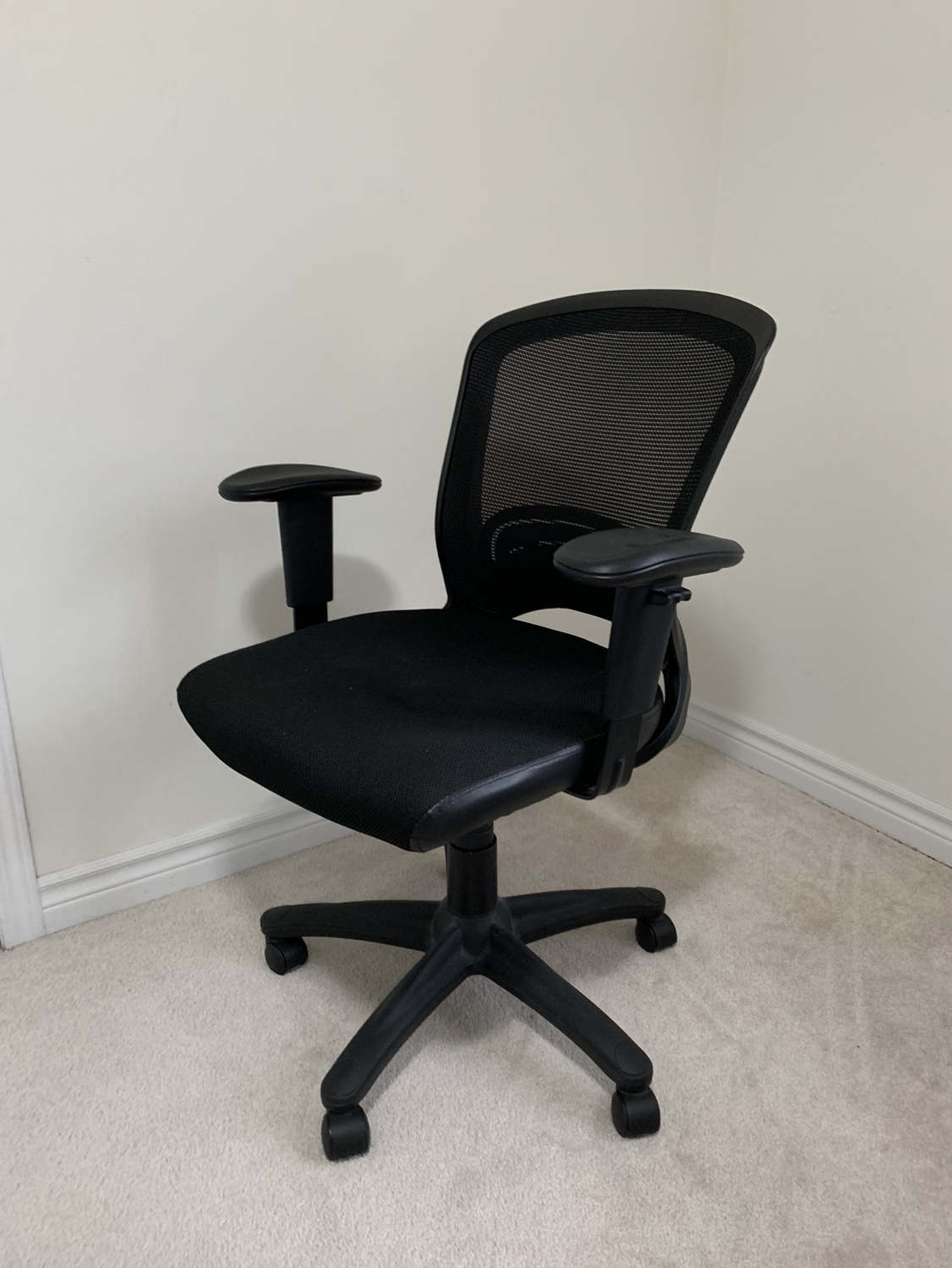 Office chair with ergonomic support