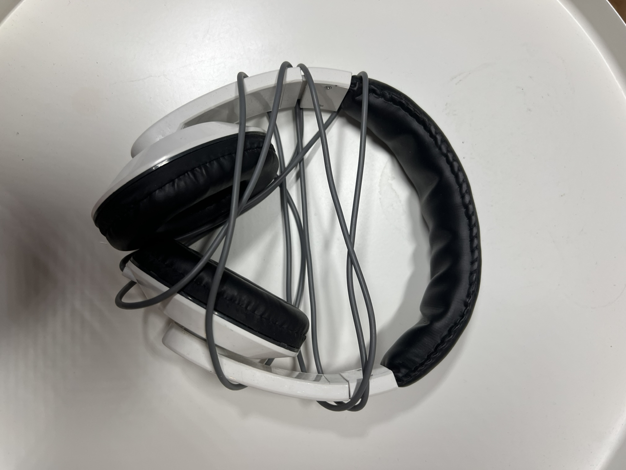 Headphones with Aux jack - used once thumbnail