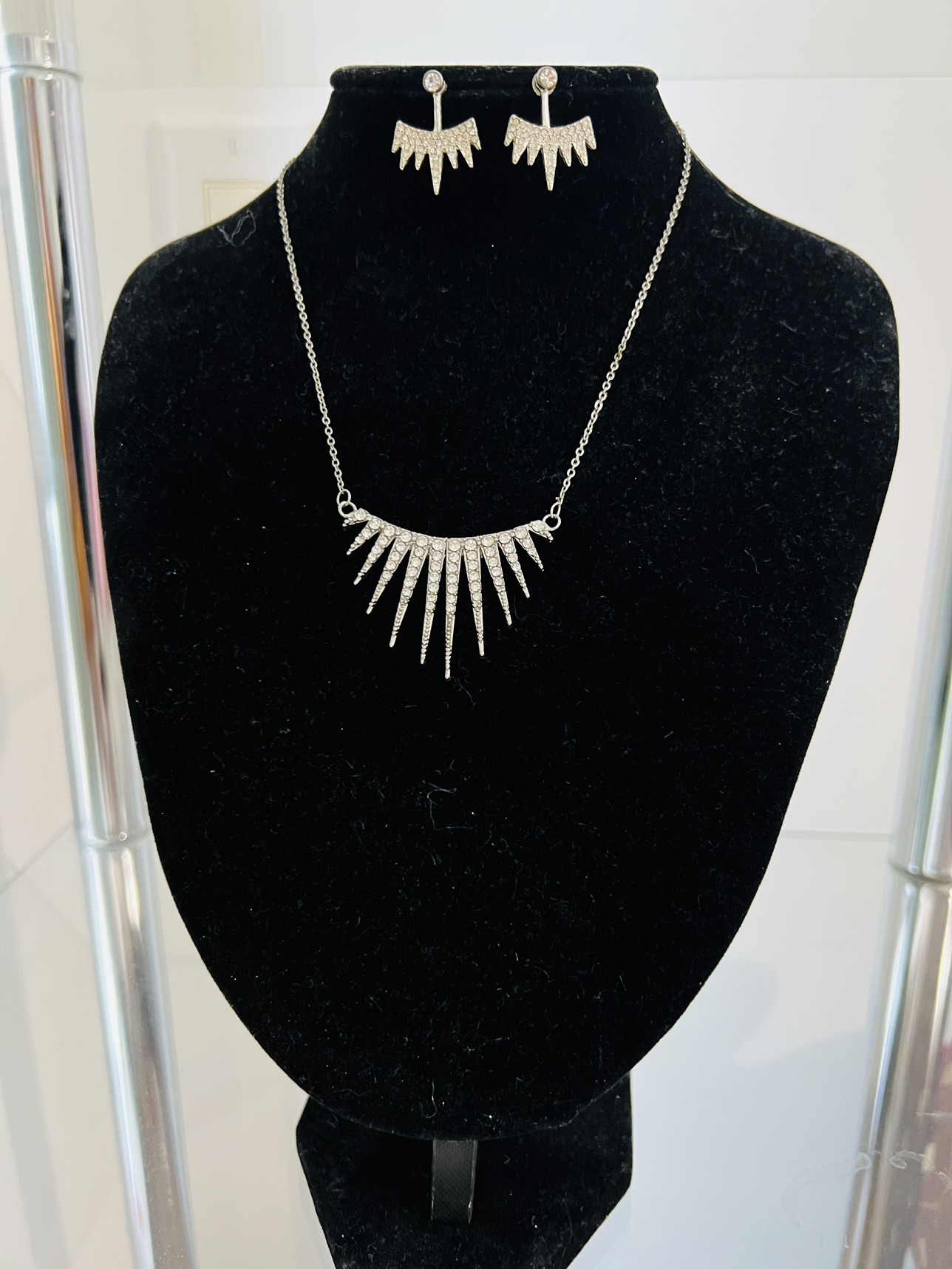 White necklace & earring