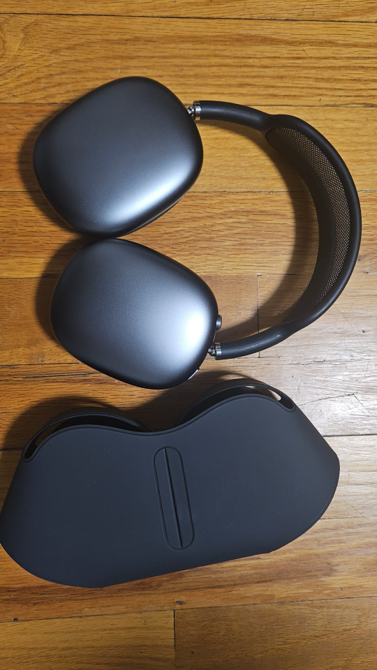 Apple Airpods max just a month old