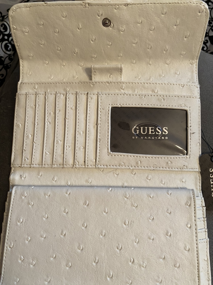 Guess Wallet image indicator(2)