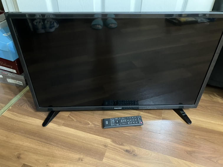 🎁$70 Toshiba  32 inch TV with Remote thumbnail