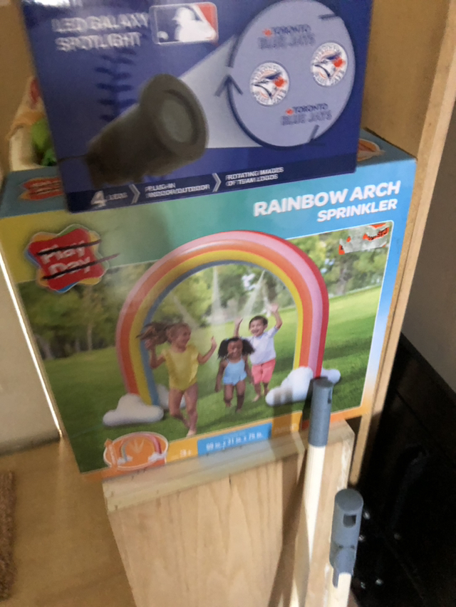 blue jays strob light and water sprayer kids