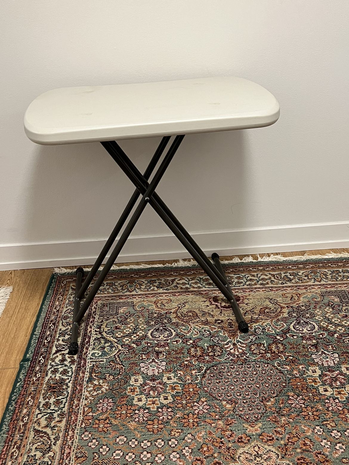 Folding table