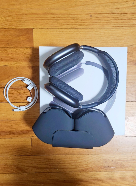 Apple Airpods max just a month old - photo 4