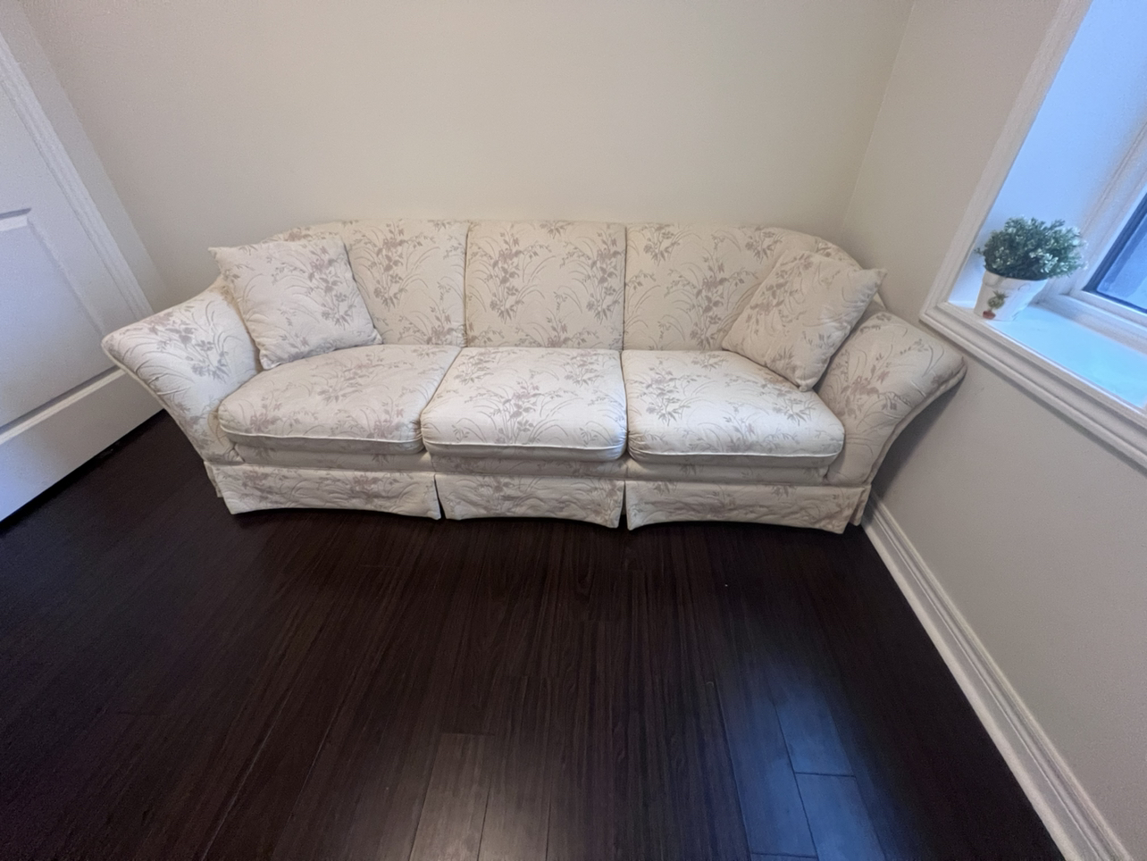 Beautiful 3 seater couch image indicator(2)