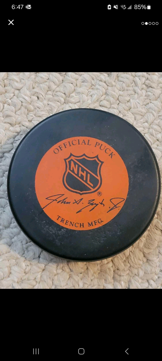 Official NHL game puck 1980s Vancouver Canucks image indicator(2)