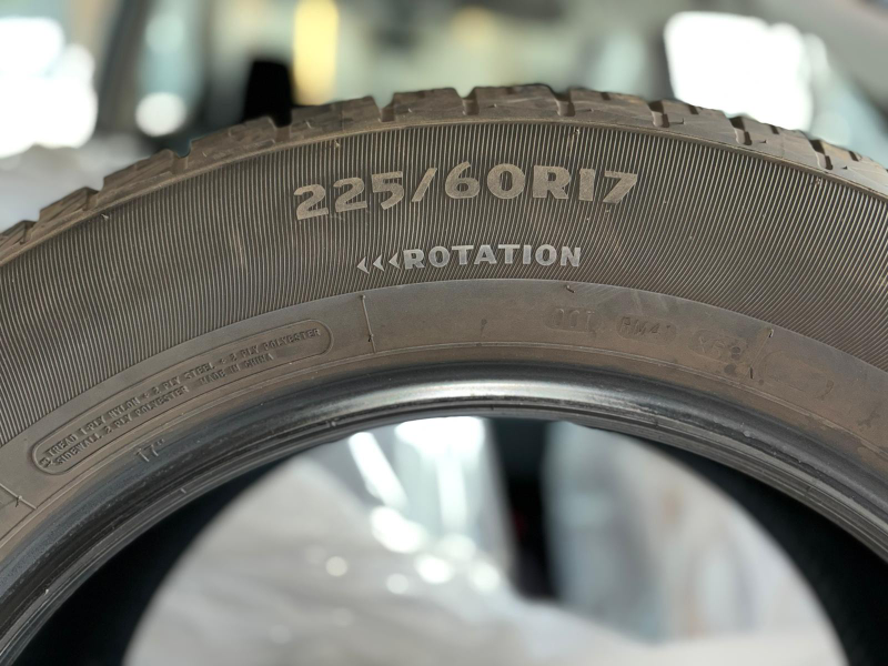 Motomaster Winter Edge Tires 225/60R17 almost brand new image indicator(2)