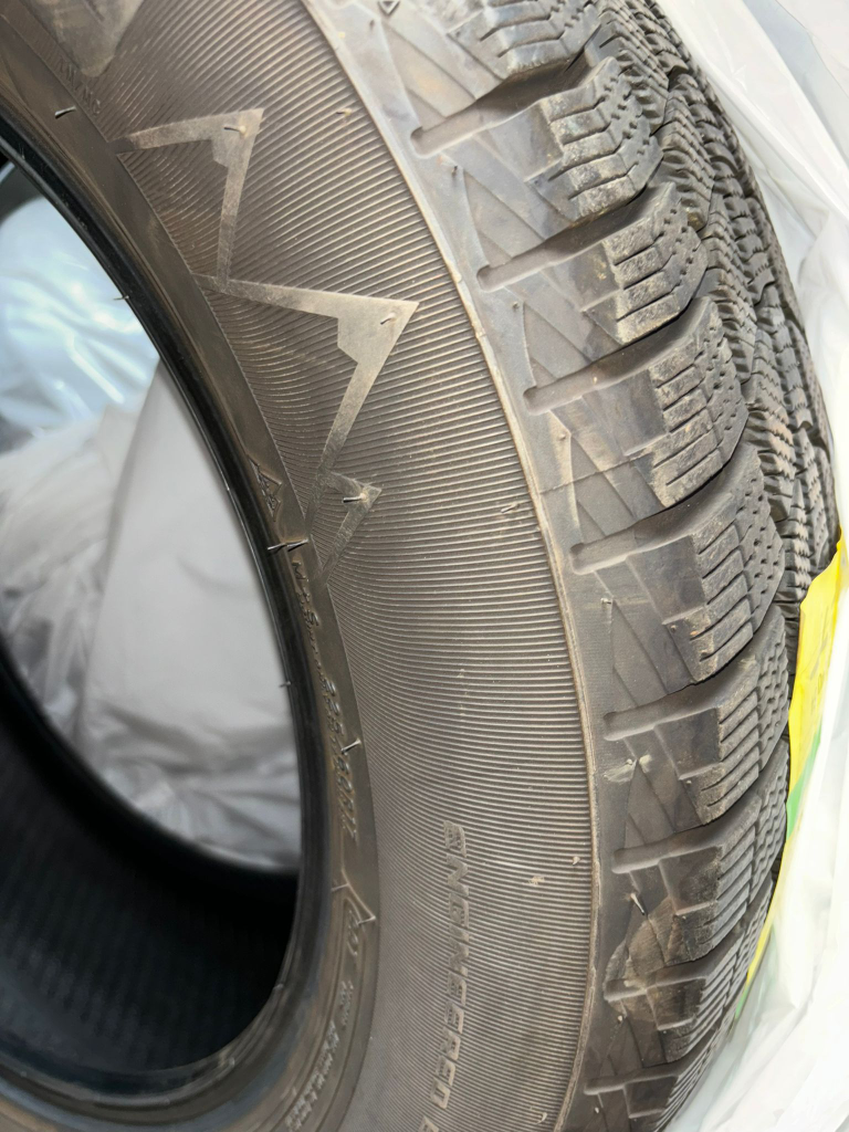 Motomaster Winter Edge Tires 225/60R17 almost brand new image indicator(3)