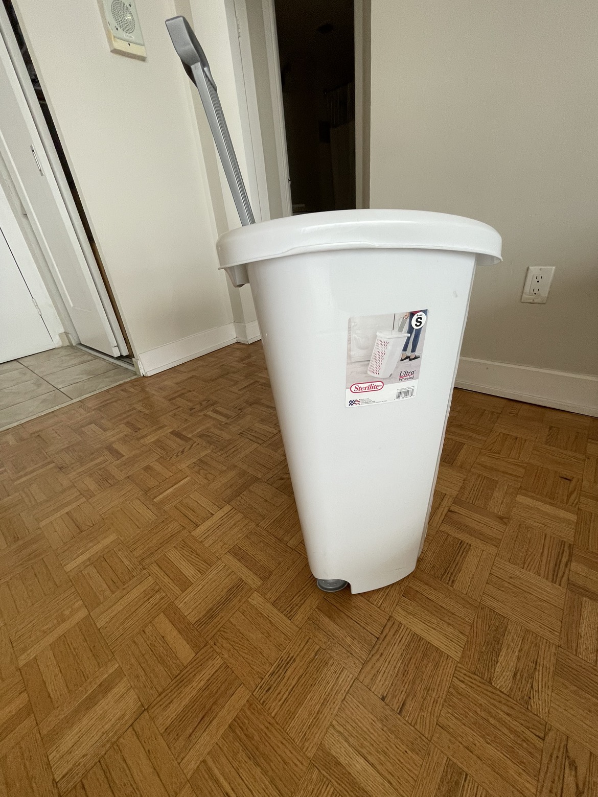 Laundry basket with wheels - photo 2