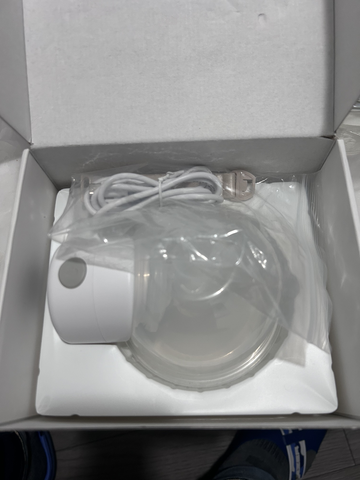 Wearable electric breast pump - photo 2