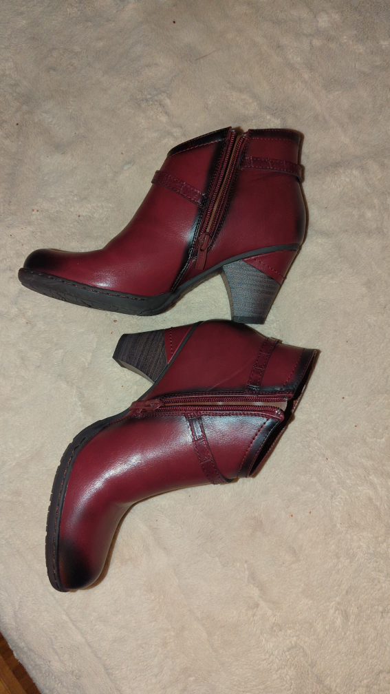 woman's low-cut burgundy boots - photo 2