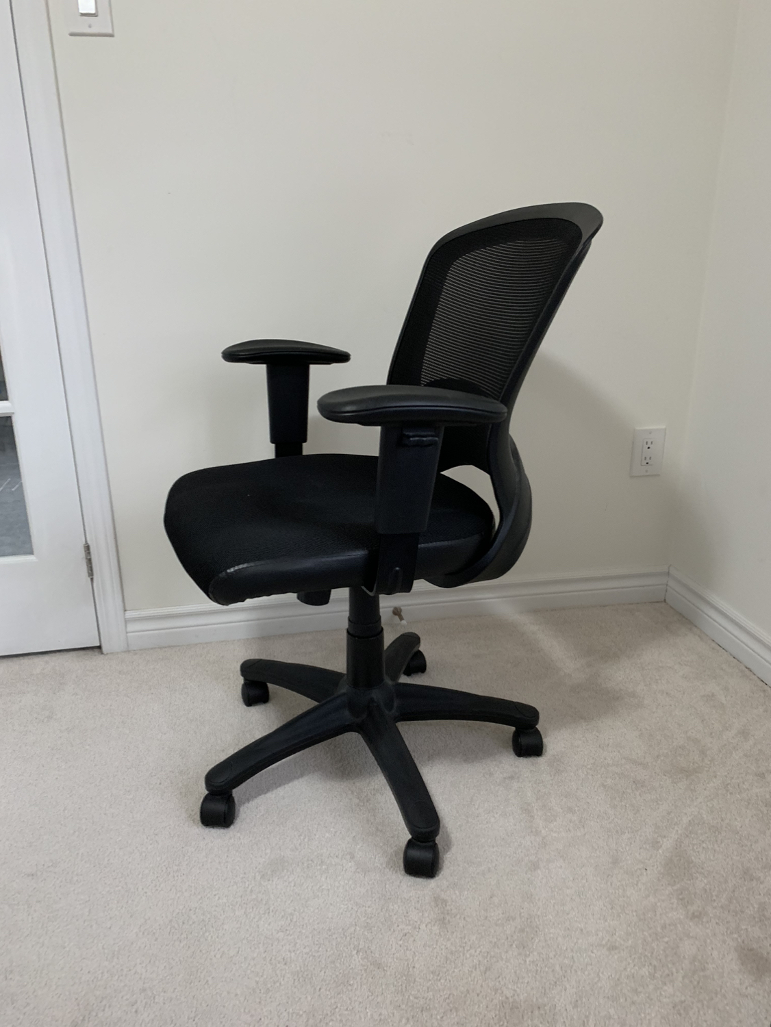 Office chair with ergonomic support - photo 2