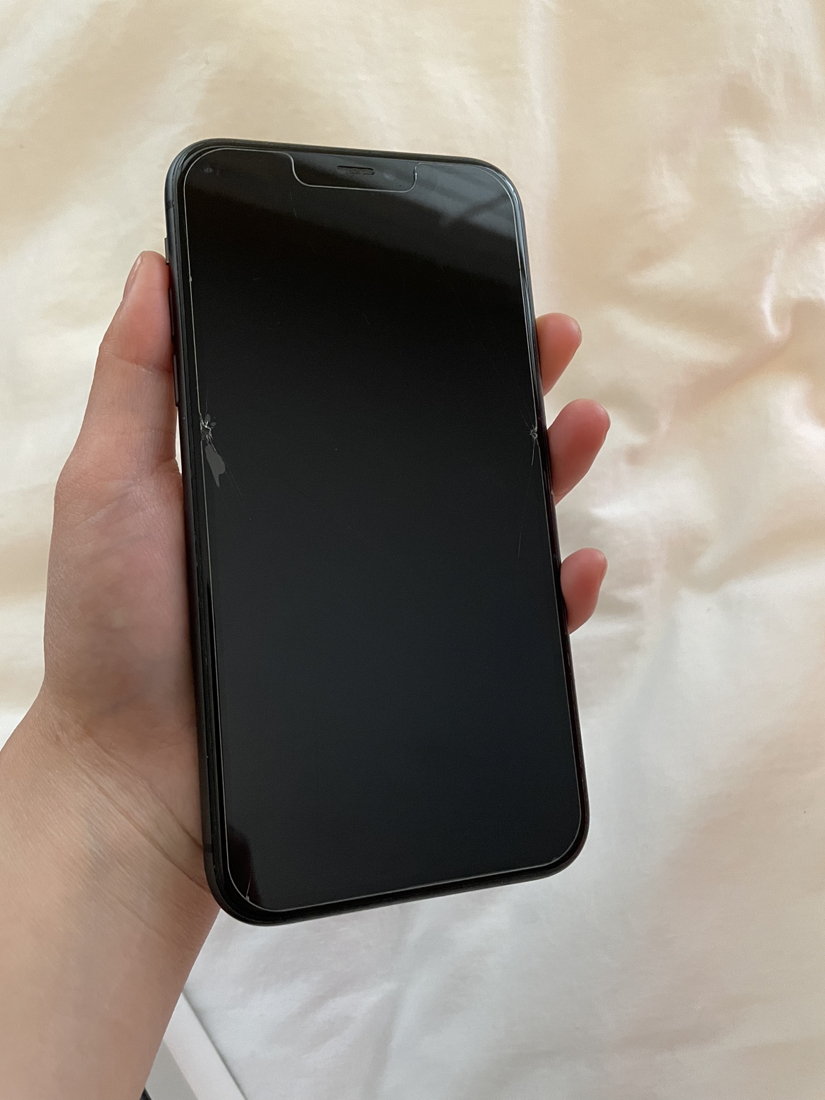 iPhone black  11 128 GB image indicator(4)