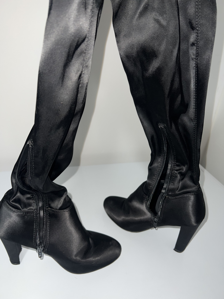 Thigh High Black Boots Heels size 6 image indicator(2)