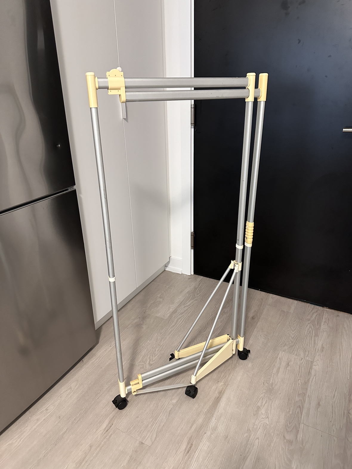 Clothes hanger (expandable and moveable) image indicator(2)