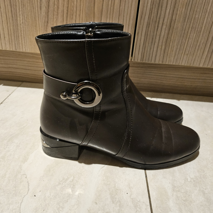 Ankle boots thumbnail