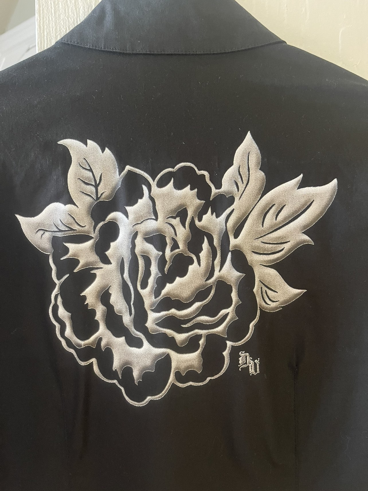 #SellingSpree Black Versace Women’s fitted shirt image indicator(4)