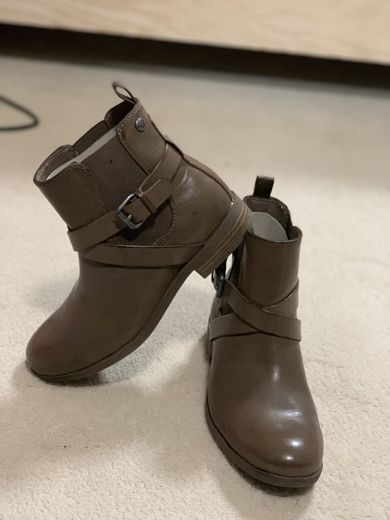 Brand-new Roxy shoes, size 6
