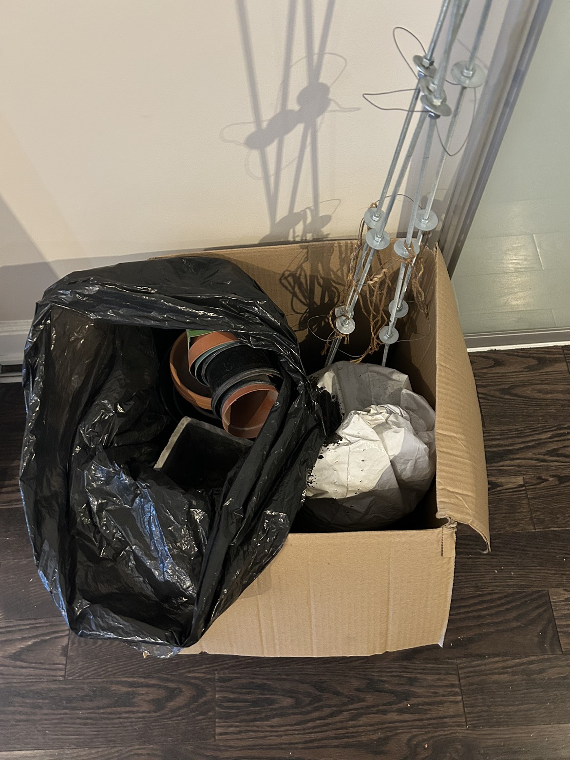 Plastic & mud plant pots with soil,packed in cardboard box - photo 3