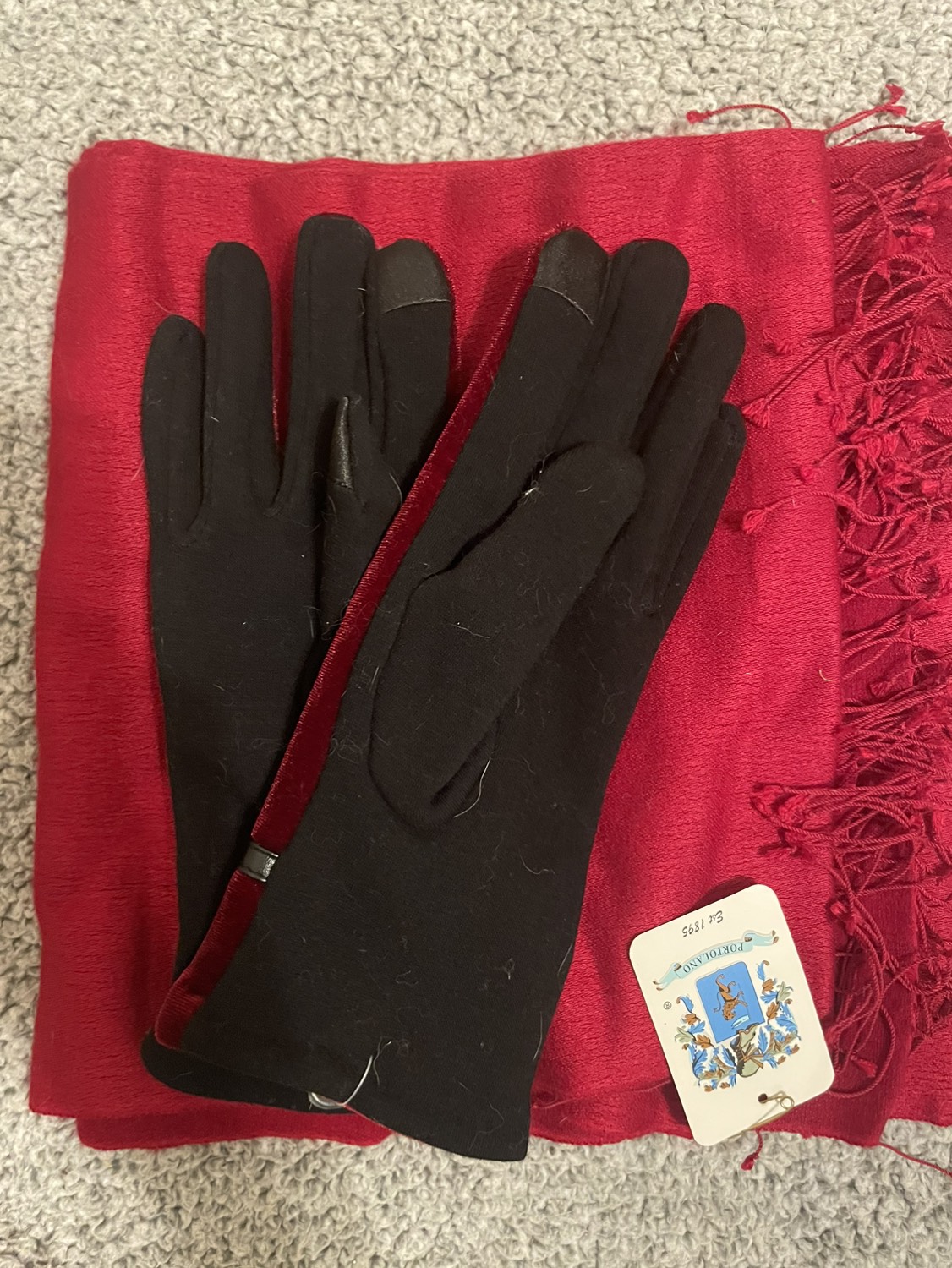 Scarf & gloves set image indicator(2)
