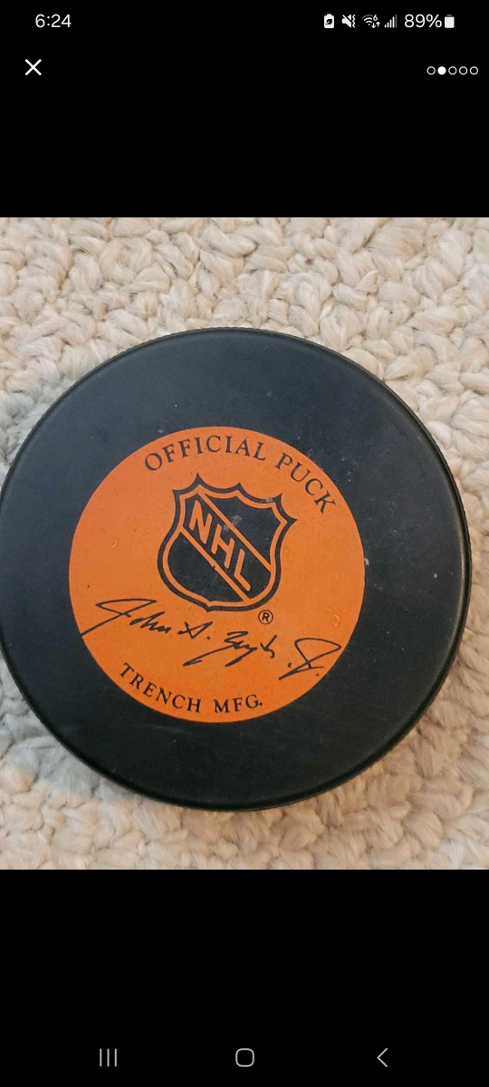 Official NHL game puck 1980s New York Islanders image indicator(2)
