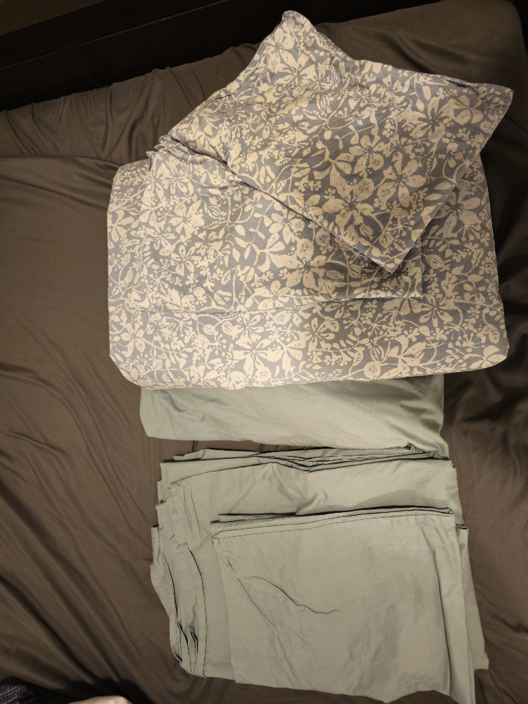 Towels and bedding set Pickup today - photo 2