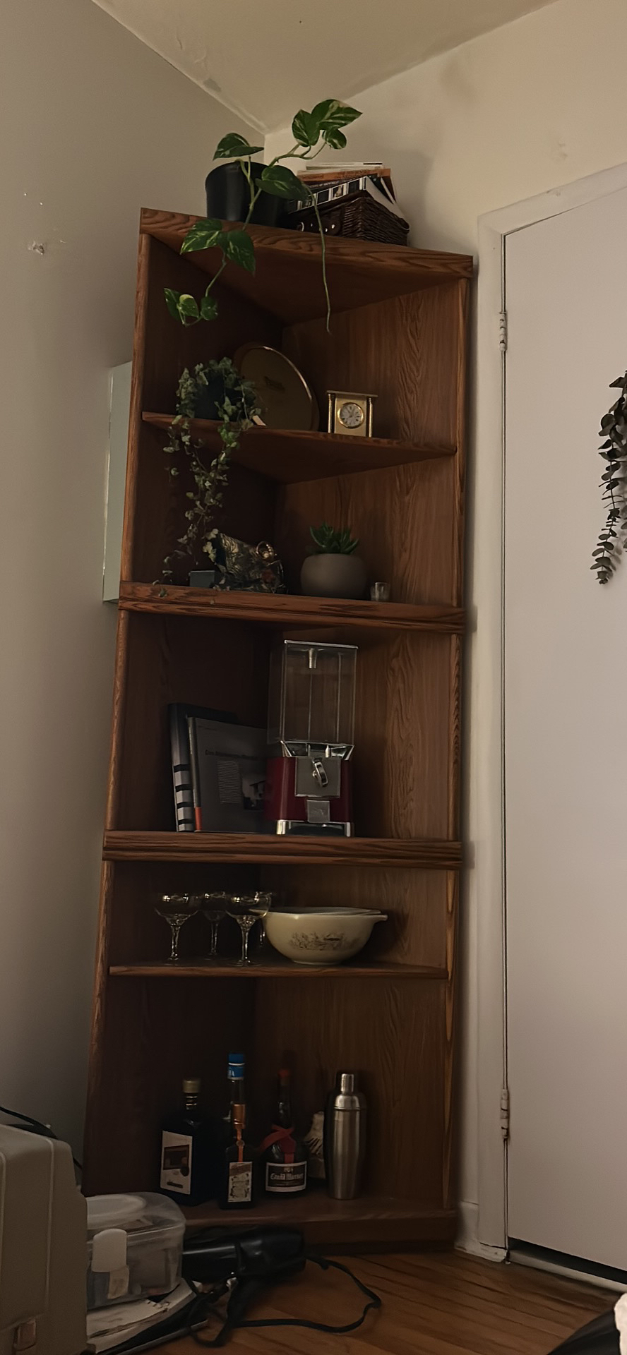 Corner shelf unit