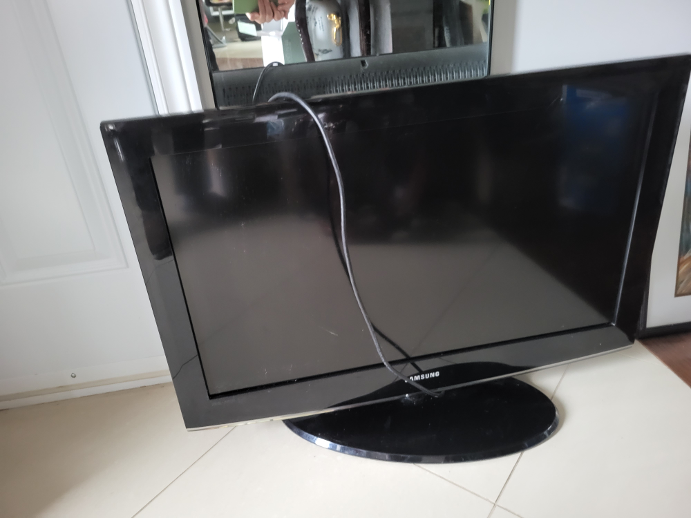 32 inch LCD TV thumbnail
