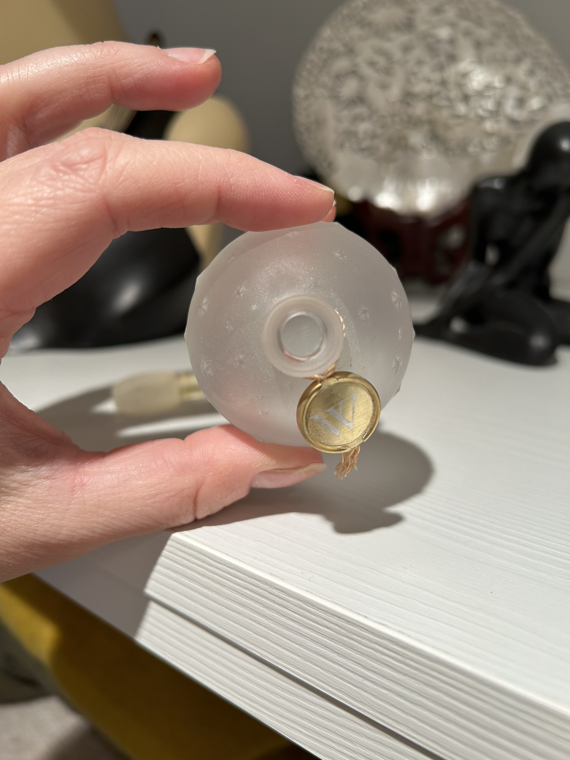 Lalique “Worth” Perfume Bottle image indicator(6)