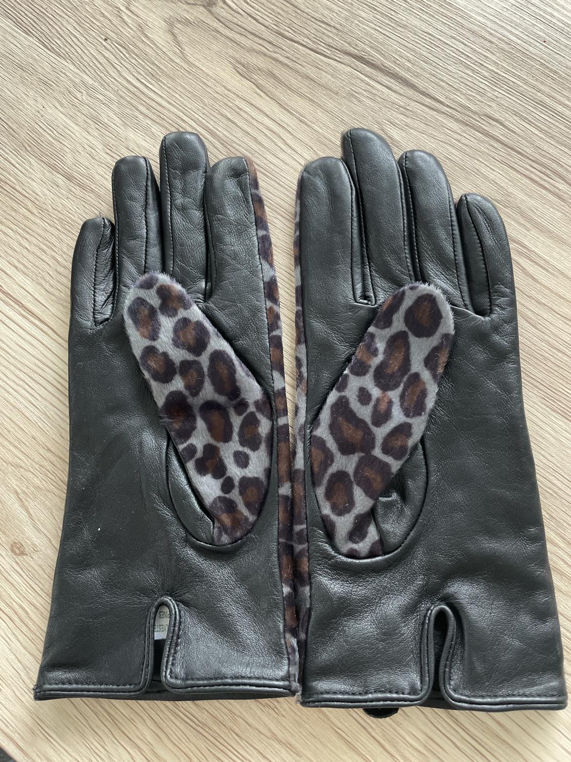Brand new leather gloves image indicator(2)