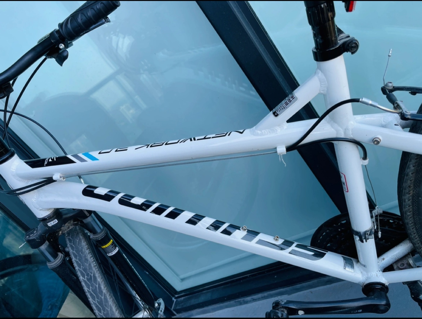 Schwinn Hybrid Bike (medium size) - photo 2