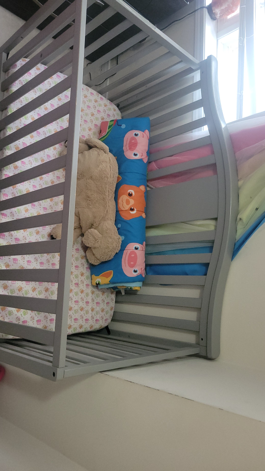 Convertible Crib with Drawer