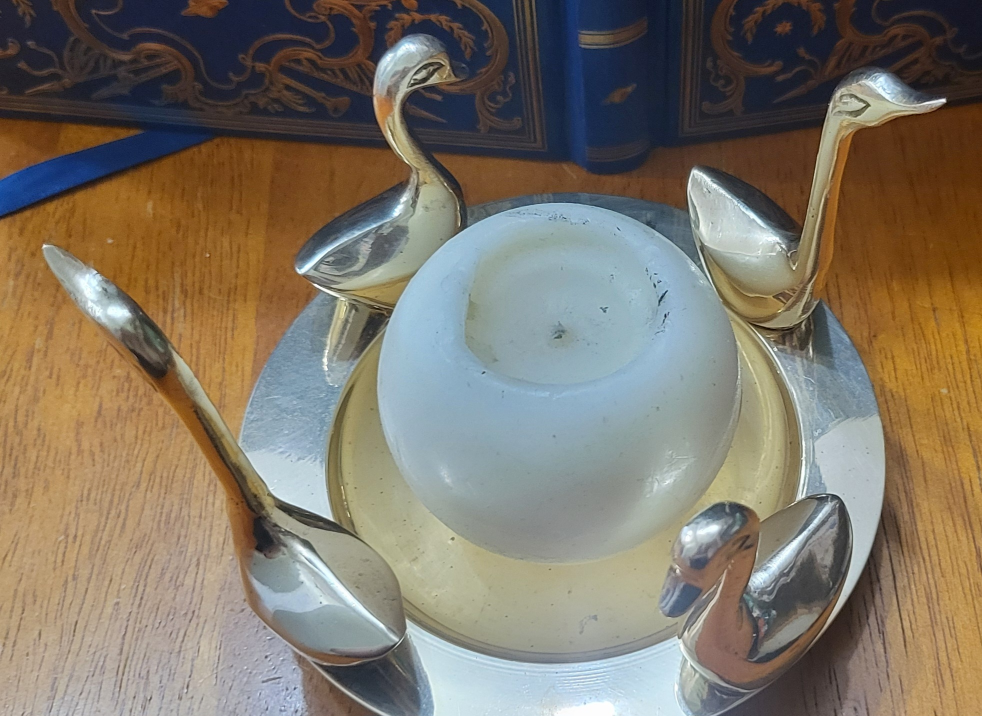 Brass swans candle holder, Made in India (candle not included) image indicator(2)