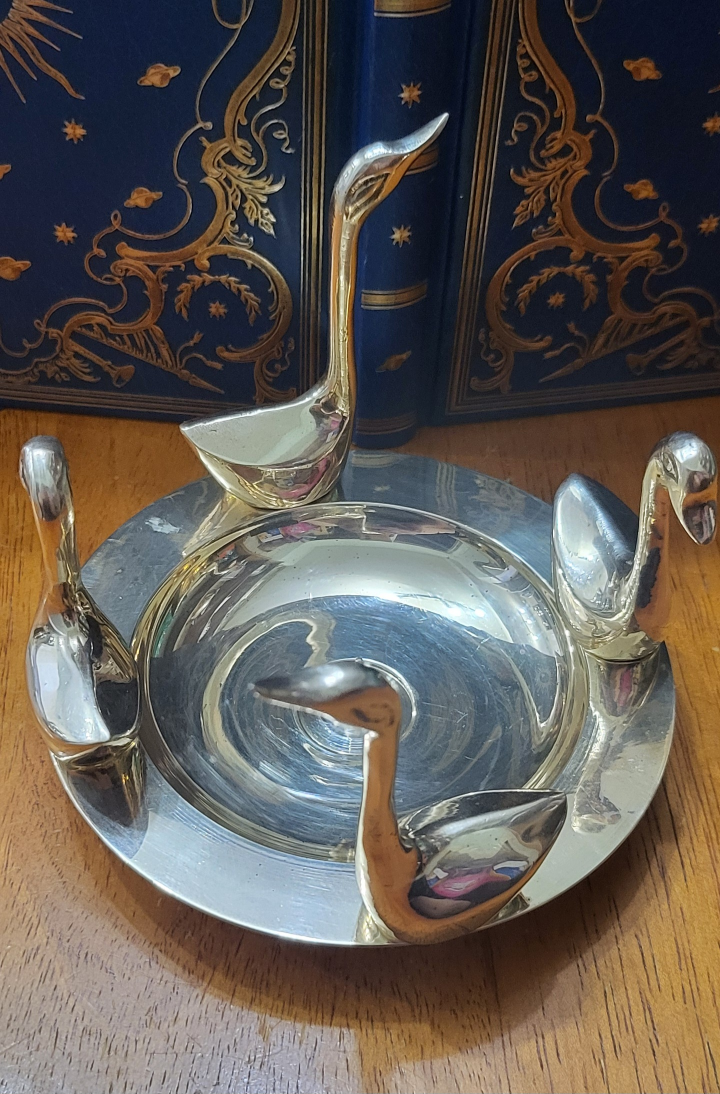 Brass swans candle holder, Made in India (candle not included) image indicator(4)
