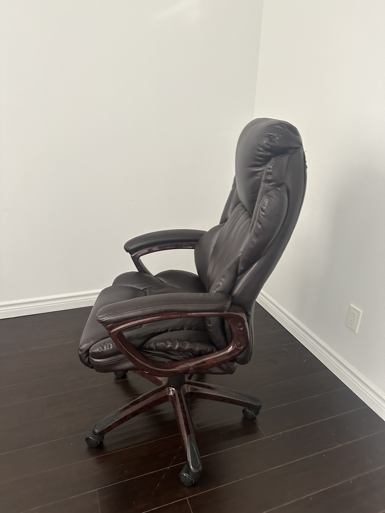 Selling Executive office Chair - photo 2